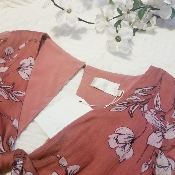 The Jetset Diaries Oasis Floral Keyhole Romper - Picture 4 of 8